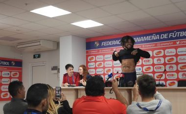 Gazetari i tha se është lojtari me më së shumti kilogramë në Botëror, Roman Torres i përgjigjet duke ia treguar muskujt