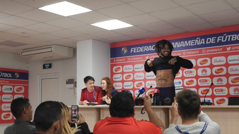 Gazetari i tha se është lojtari me më së shumti kilogramë në Botëror, Roman Torres i përgjigjet duke ia treguar muskujt