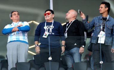 Për Maradonën nuk vlejnë rregullat e Botërorit, ai ndez cigaren në stadium