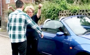 Djali befason nënën duke ia blerë të njëjtën veturë që ajo e shiti para 12 vitesh (Video)