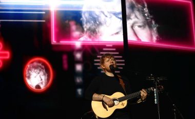 Ed Sheeran e ndali dy herë koncertin shkaku që është dashur të shkojë në tualet