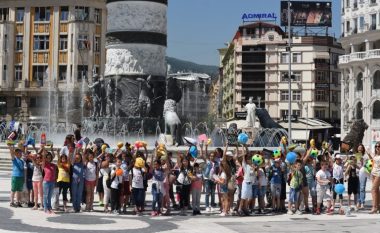 Në Shkup filloi fushata “Secilit fëmijë i duhet familje”