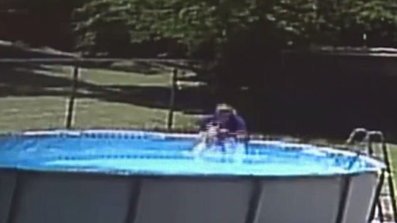 Fëmijët u zgjuan nga gjumi dhe hynë në pishinë, njëri prej tyre mbeti pesë minuta nën ujë (Video)