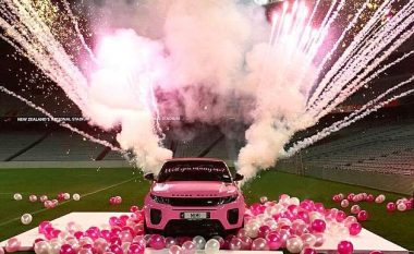 Fluturim me helikopter, Ranger Rover rozë dhe unazë gjigante: Propozimi për martesë në mes të stadiumit të rezervuar, që i ka mahnitur të gjithë (Video)