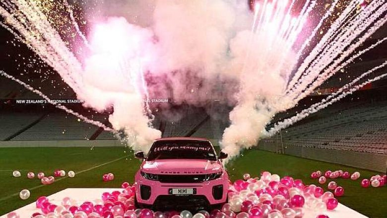 Fluturim me helikopter, Ranger Rover rozë dhe unazë gjigante: Propozimi për martesë në mes të stadiumit të rezervuar, që i ka mahnitur të gjithë (Video)