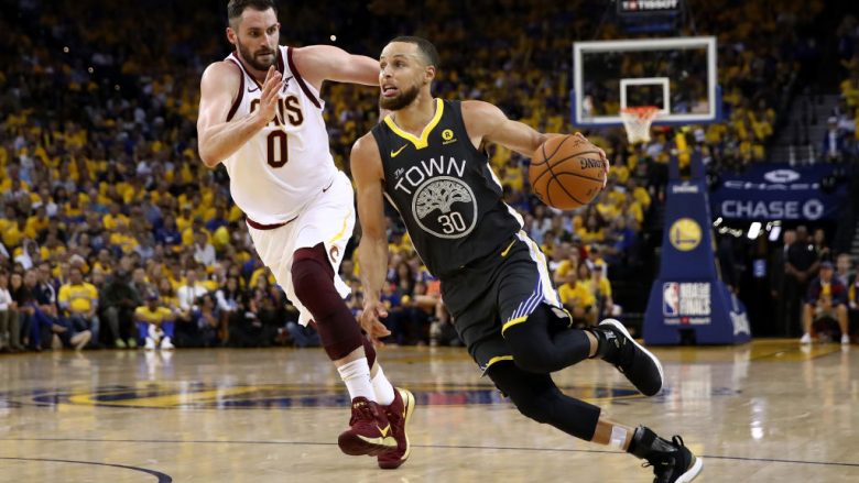 Warriors triumfojnë edhe në ndeshjen e dytë, për Cavs nuk mjafton vetëm James