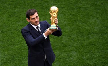 Iker Casillas e prezanton trofeun e Kupës së Botës para ceremonisë hapëse