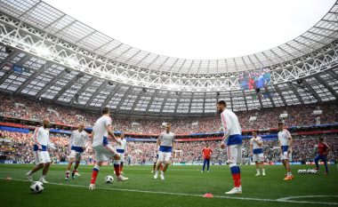 Tifozët fillojnë të arrijnë në stadium, prezantohet topi dhe imazhe nga zhveshtoret – gjithçka gati për fillimin e Kampionatit Botëror