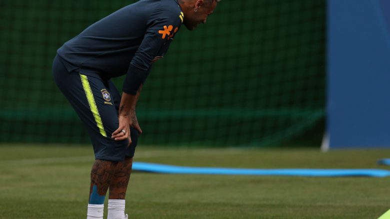Shqetësime për Neymarin, lëshon stërvitjen më herët