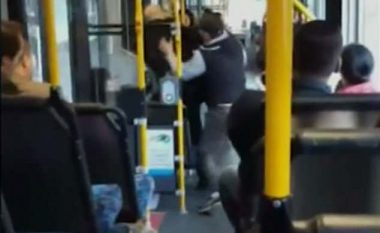 Australi, grushtoi udhëtarin në autobus, sepse po fliste zëshëm në telefon (Video)