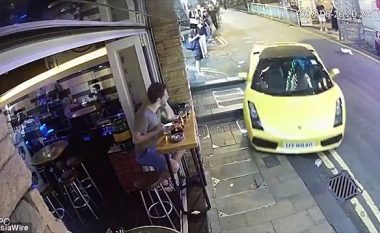Harroi të ngre frenin e dorës, Lamborghini i 150 mijë eurove gati hyri në një kafene (Video)