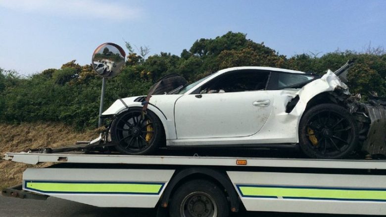 Porsche 911 u rrotullua dhe përfundoi 130 metra larg rrugës, shoferi shpëtoi pa lëndime serioze (Foto)
