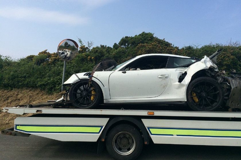 Porsche 911 u rrotullua dhe përfundoi 130 metra larg rrugës, shoferi shpëtoi pa lëndime serioze (Foto)