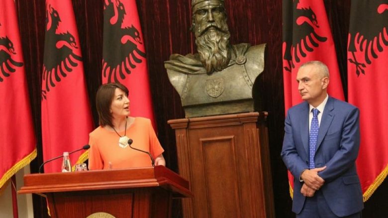 Jahjaga takon Metën, e falënderon për mbështetjen që po ua jep viktimave të dhunës seksuale në Kosovë