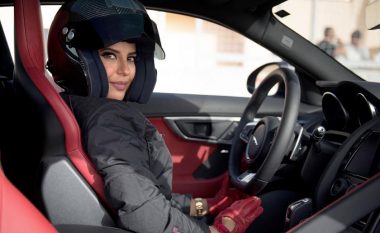 Jaguar feston për ndryshimet ligjore që u lejojnë grave të vozisin në Arabinë Saudite (Video)