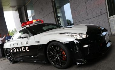 Japonezi i dhuroi policisë lokale, hiq më pak se një Nissan GT-R (Foto)