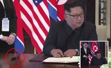 Edhe pse ai i vendosuri në tavolinë “inspektohet” nga agjenti i tij, Kim Jong-un zgjedh stilolapsin e tij për të nënshkruar marrëveshjen (Video)