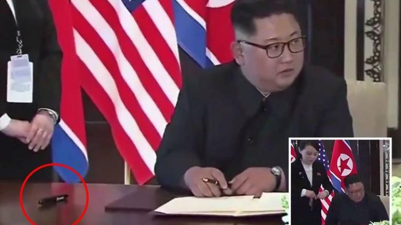 Edhe pse ai i vendosuri në tavolinë “inspektohet” nga agjenti i tij, Kim Jong-un zgjedh stilolapsin e tij për të nënshkruar marrëveshjen (Video)