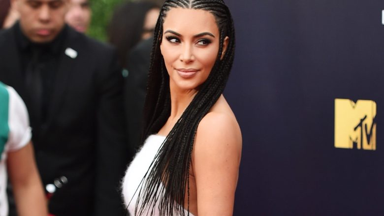 Kim Kardashian me fanellë dhe fustan transparent
