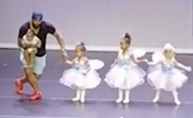 Kishte emocione nga publiku, shoqërohet nga babai në vallëzimin e parë në skenë (Video)