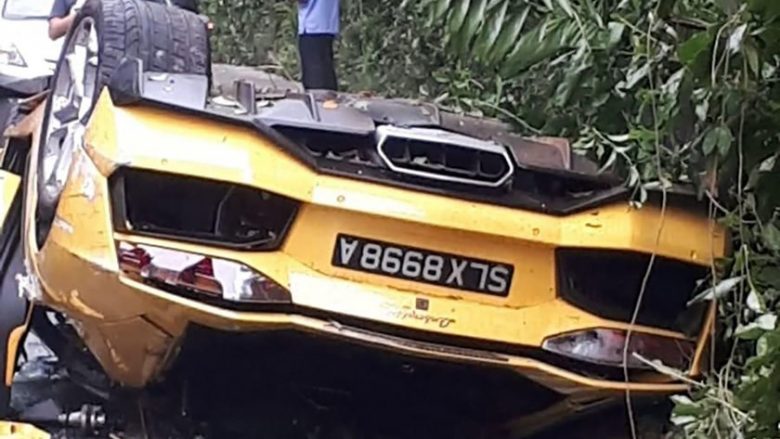 Lamborghini Aventador u rrotullua gjatë aksidentit, asnjë prej udhëtarëve nuk pësoi lëndime (Foto)