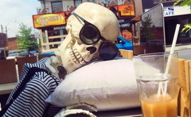 Llogaria e “skeletit” në Instagram, tallet me të rinjtë që e teprojnë me postime në rrjetet sociale (Foto)