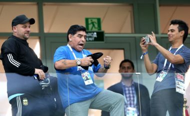 Maradona ndez gjithë argjentinasit, puth fanellën e Messit dhe lutet për fitore