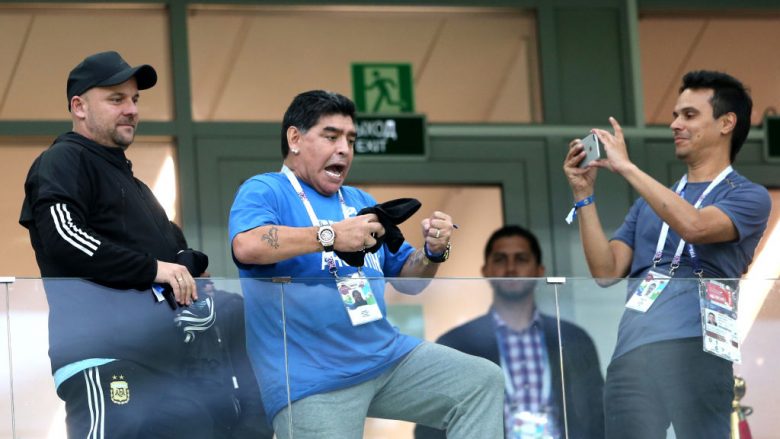 Maradona ndez gjithë argjentinasit, puth fanellën e Messit dhe lutet për fitore