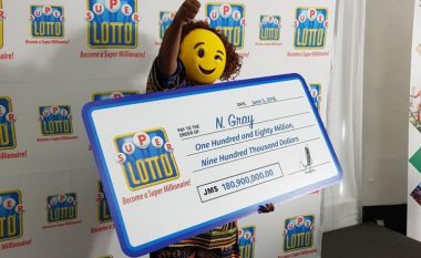 Maskohet për ta pranuar çekun e lotarisë, në mënyrë që askush të mos e bezdisë për para (Foto)