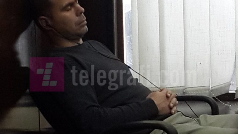 Zyrtari nga komuniteti serb fle në vendin e punës, shteti s’ia “prish gjumin”