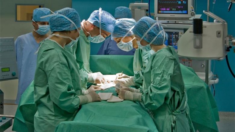 Mjekët operuan pacienten që kaloi jetën me organet e dala përjashta abdomenit (Foto, +18)