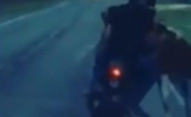 Motoçiklisti i dehur u përplas me lopën që ecte ngadal nëpër rrugën e zbrazët (Video)