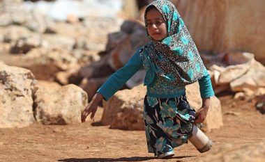 Në mungesë të protezave, siriania pa këmbë ecë me ndihmën e dy konservave (Video)