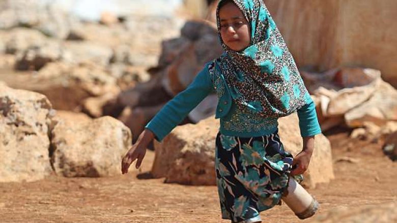 Në mungesë të protezave, siriania pa këmbë ecë me ndihmën e dy konservave (Video)