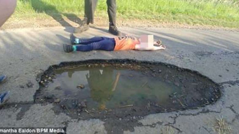 Nëna britanike u shtri bashkë me familjarë pranë ‘kratereve’ të hapura në asfalt (Foto)