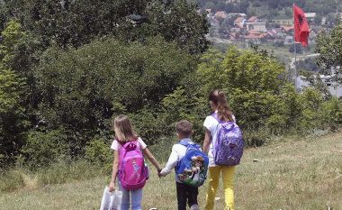 Jetojnë në Maqedoni, kalojnë kufirin për të mësuar në Kosovë (Foto)