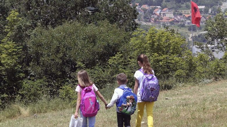 Jetojnë në Maqedoni, kalojnë kufirin për të mësuar në Kosovë (Foto)