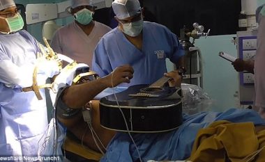 Pacienti i bie kitarës dhe përdor telefonin, derisa po operohej në tru (Video)