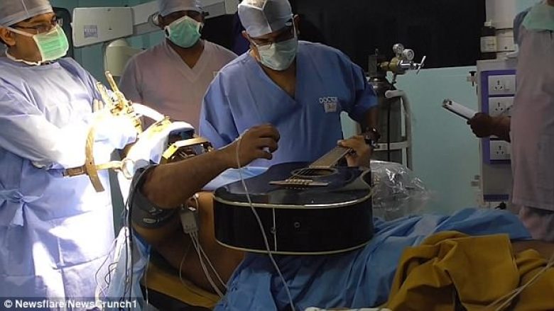Pacienti i bie kitarës dhe përdor telefonin, derisa po operohej në tru (Video)