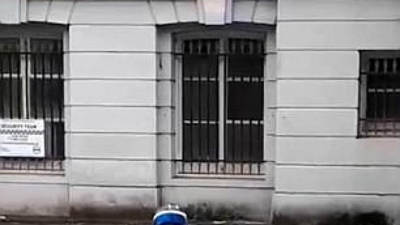 Pamjet bizare e shfaqin ‘fantazmën’ që e shikon fëmijën në biçikletë (Video)