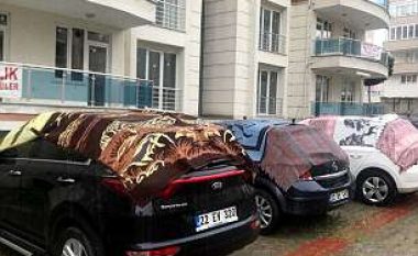 Parashikohet breshër i rrëmbyeshëm, turqit mbulojnë veturat me tepihë dhe batanije (Foto)