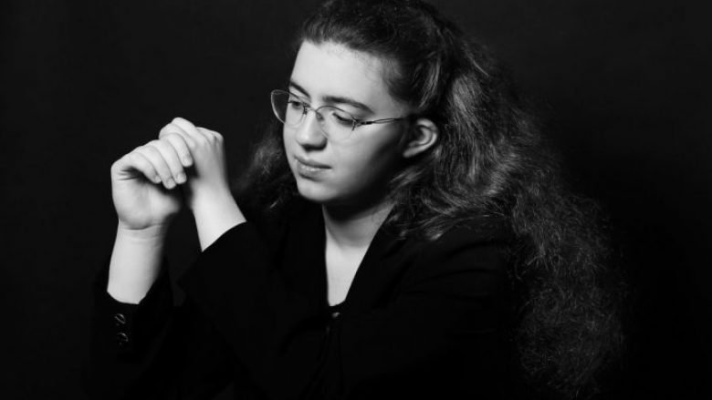 “Vanity Fair” rendit pianisten shqiptare mes 30 yjeve të Francës