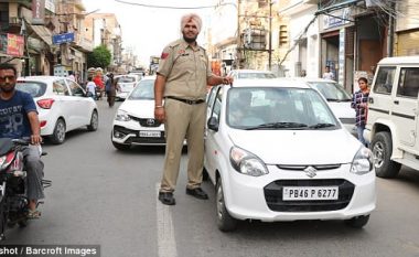 Pjesëtari i forcave të rendit në Indi, me mbi dy metra gjatësi – besohet të jetë polici më i gjatë në botë (Foto)
