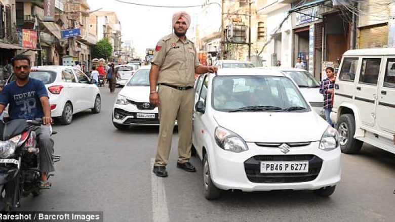 Pjesëtari i forcave të rendit në Indi, me mbi dy metra gjatësi – besohet të jetë polici më i gjatë në botë (Foto)