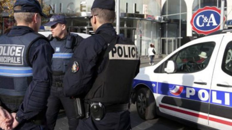 Sulmohen me thikë dy persona në Francë