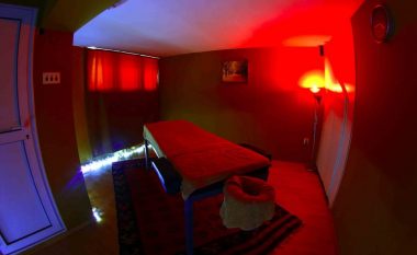Qendrat e masazhit në Prishtinë: Një punëtore rrëfen për marrëdhëniet intime me klientët