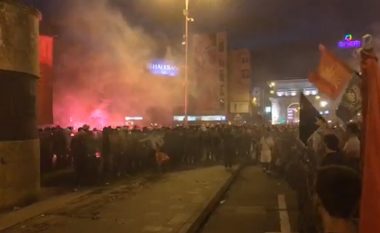 Protestuesit në Shkup përsëri tentuan të futen në Kuvendin e Maqedonisë (Video)