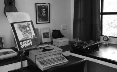 Fotografia e Skënderbeut në zyrën e Ernesto Sabatos