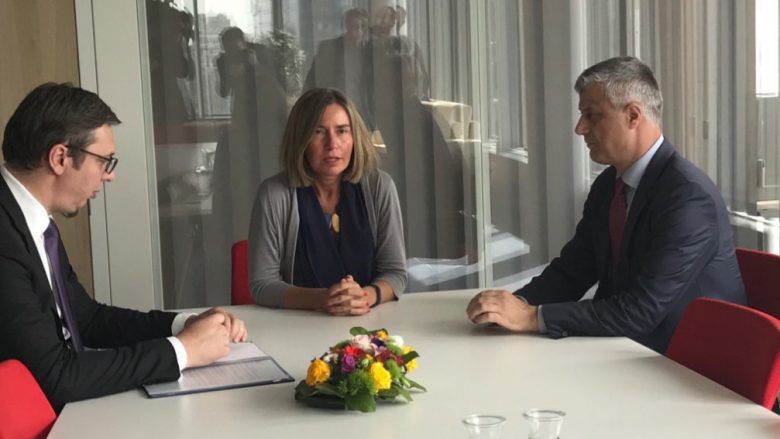 Pas takimeve të ndara, fillon takimi Mogherini-Thaçi-Vuçiq