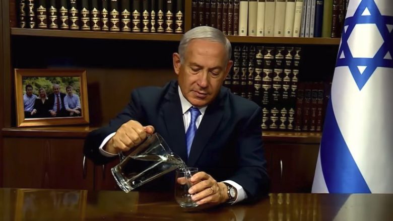 Mesazhi i kryeministrit izraelit për iranianët, në të cilin Netanjahu shfaqet me një gotë ujë (Video)